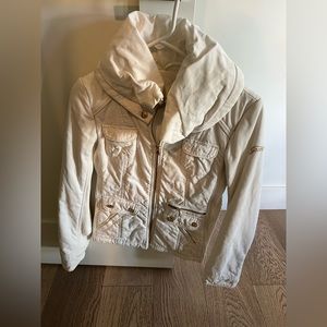 Whit jacket smallguess